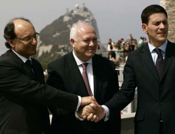 Caruana, Moratinos y Miliband en Gibraltar. 21.07.09