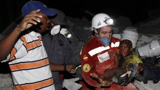 Rescate de un bombero español en Haití, 15.01.10. | Ap