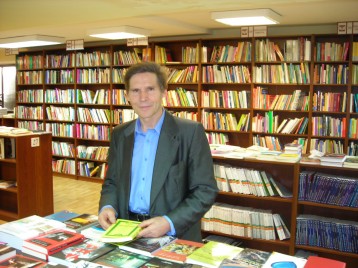 Jesús Ayuso, en la librería Fuentetaja, en Madrid. | R.C.